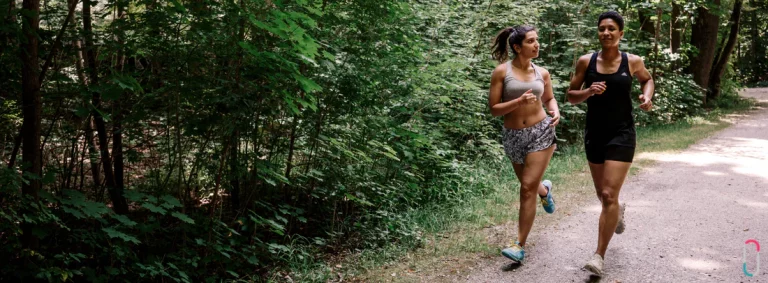 Zwei Frauen joggen im Wald