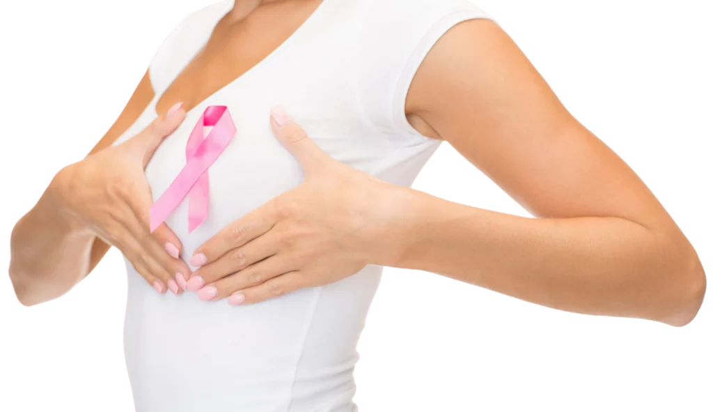 Handhaltung zur Brust-Selbstuntersuchung mit Pink Ribbon Symbol auf weißem T-Shirt.