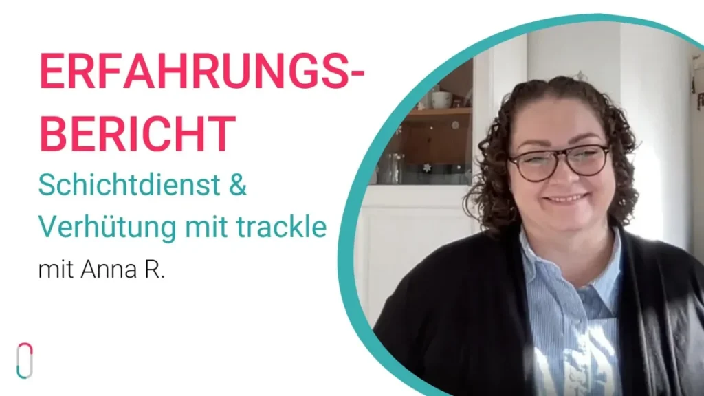 Video-Vorschaubild für einen Erfahrungsbericht von Anna R. zum Thema „Schichtdienst & Verhütung mit trackle“. Zu sehen ist Anna R., eine lächelnde Frau mit Brille und lockigem Haar, neben dem Text der Videoüberschrift. Das Bild bewirbt ein Video über die Vorteile des trackle Zykluscomputers bei unregelmäßigen Schlafenszeiten.