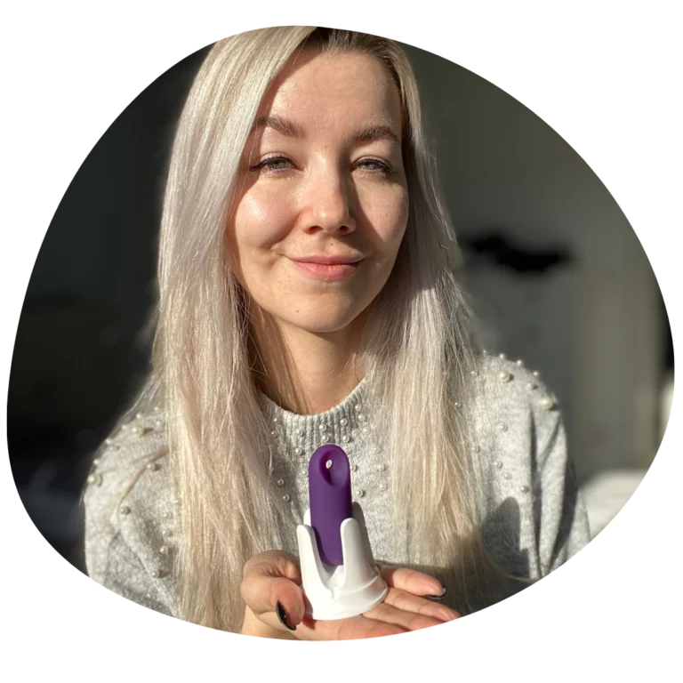 Ein kreisförmig zugeschnittenes Porträtfoto von Miriam Augustin. Sie ist Zyklus-Expertin und Marketingleitung der trackle GmbH. Sie hat langes blondes Haar und lächelt freundlich. Das Foto unterstreicht die fachliche Kompetenz im trackle-Team.
